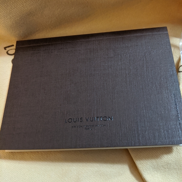 Louis Vuitton - Picture 8 of 12